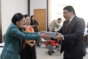 Nancy Benítez recibe el informe