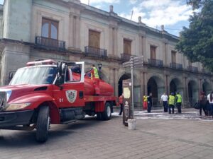 Limpian Palacio de Gobierno de Oaxaca